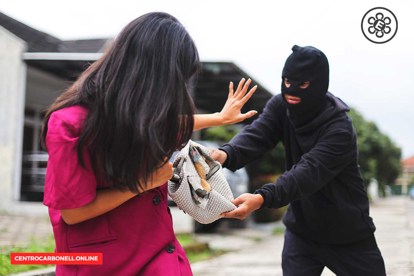 Una mujer en una blusa rosa intenta protegerse mientras un ladrón con pasamontañas le arrebata un bolso en un entorno urbano.