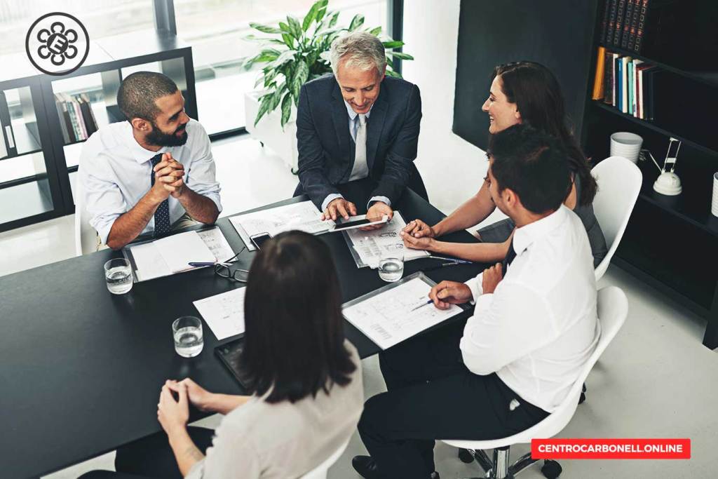 Reunión de profesionales discutiendo estrategias legales en torno al Código Nacional de Procedimientos Civiles y Familiares.