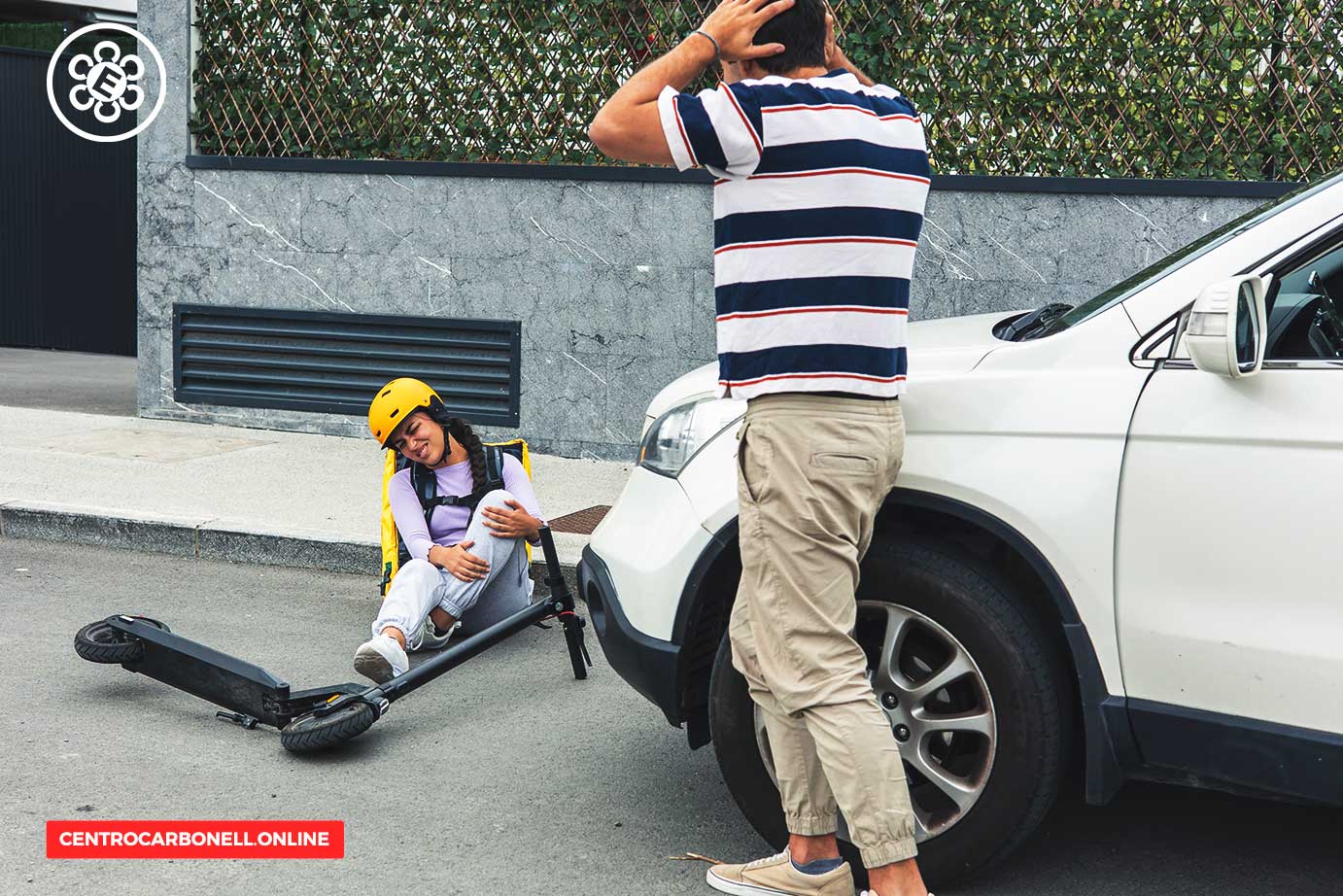 Accidente entre un patinador con casco y un vehículo, mostrando a la persona caída con una apariencia de dolor y el conductor mostrando preocupación.