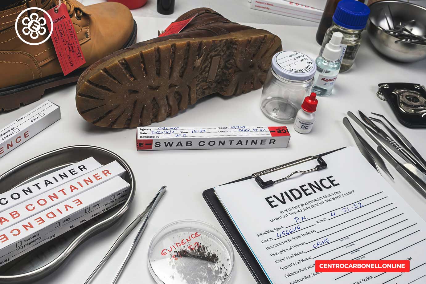 Mesa de evidencias que incluye una bota con una etiqueta de cadena de custodia, contenedores de pruebas, frascos de muestras y herramientas forenses, todo dispuesto sobre una superficie plana.