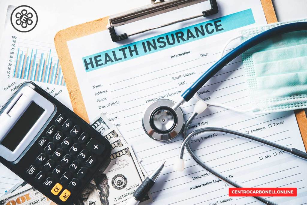 Documentos relacionados con seguros de salud, incluyendo un formulario de inscripción, un estetoscopio, un calculadora y billetes, sobre un fondo de gráficos y una máscara médica.