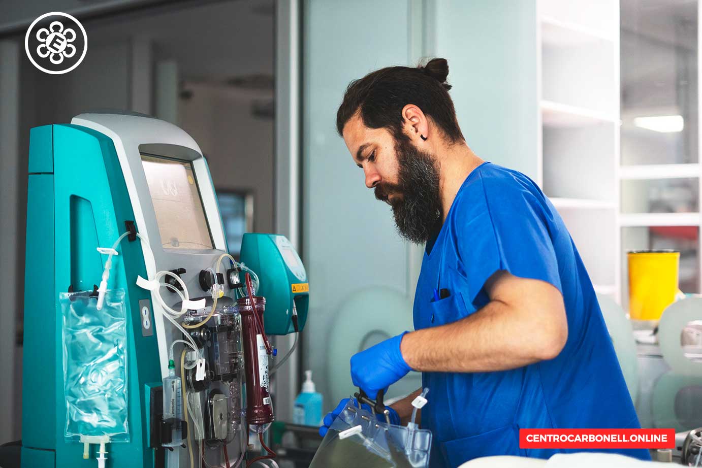 Un profesional de la salud en un hospital, usando guantes y trabajando en una máquina médica, que parece ser un equipo de diálisis o tratamiento similar.