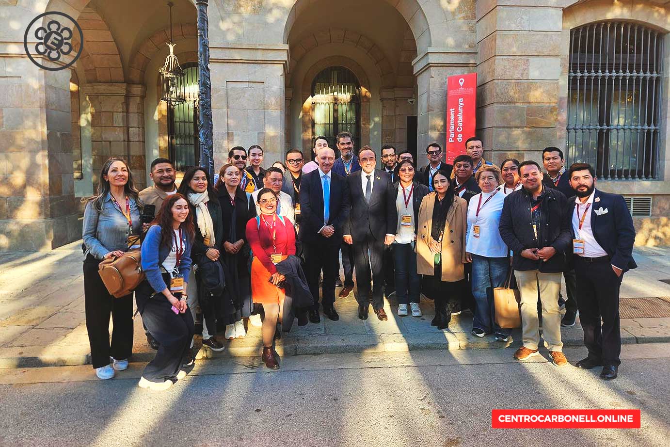 Grupo de estudiantes frente al Parlamento de Cataluña, durante una movilidad estudiantil internacional organizada por el Centro Carbonell.
