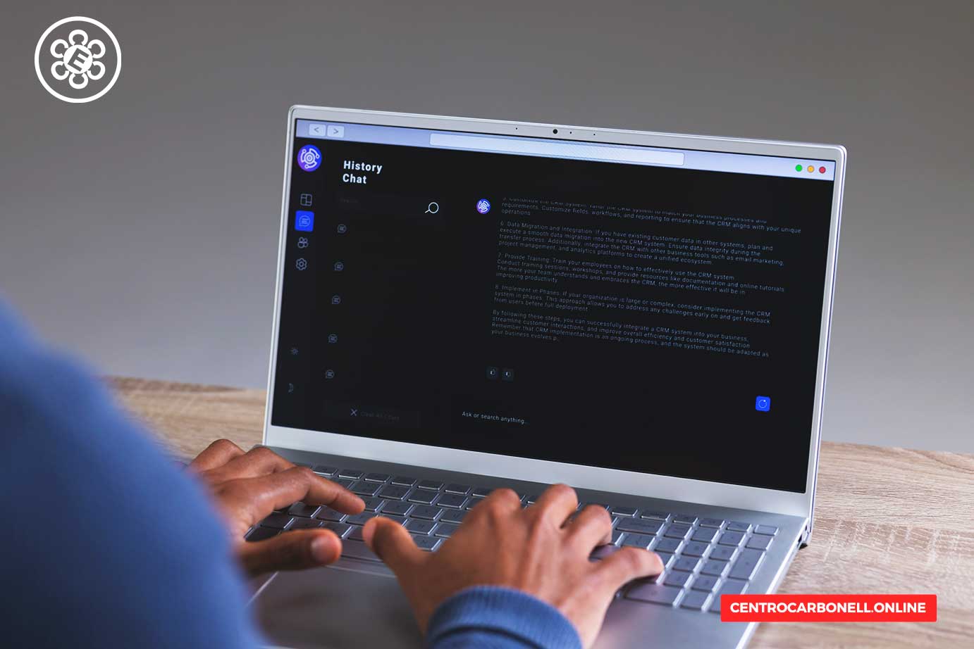 Persona usando un laptop con una interfaz de chat abierta en una pantalla oscura.