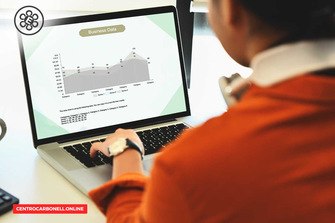 Persona analizando datos comerciales en una computadora portátil con un gráfico en pantalla.