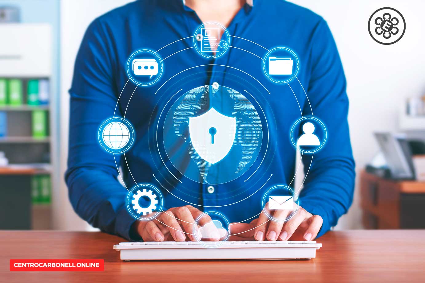 Persona usando un teclado de computadora con gráficos de ciberseguridad y protección de datos en la pantalla.