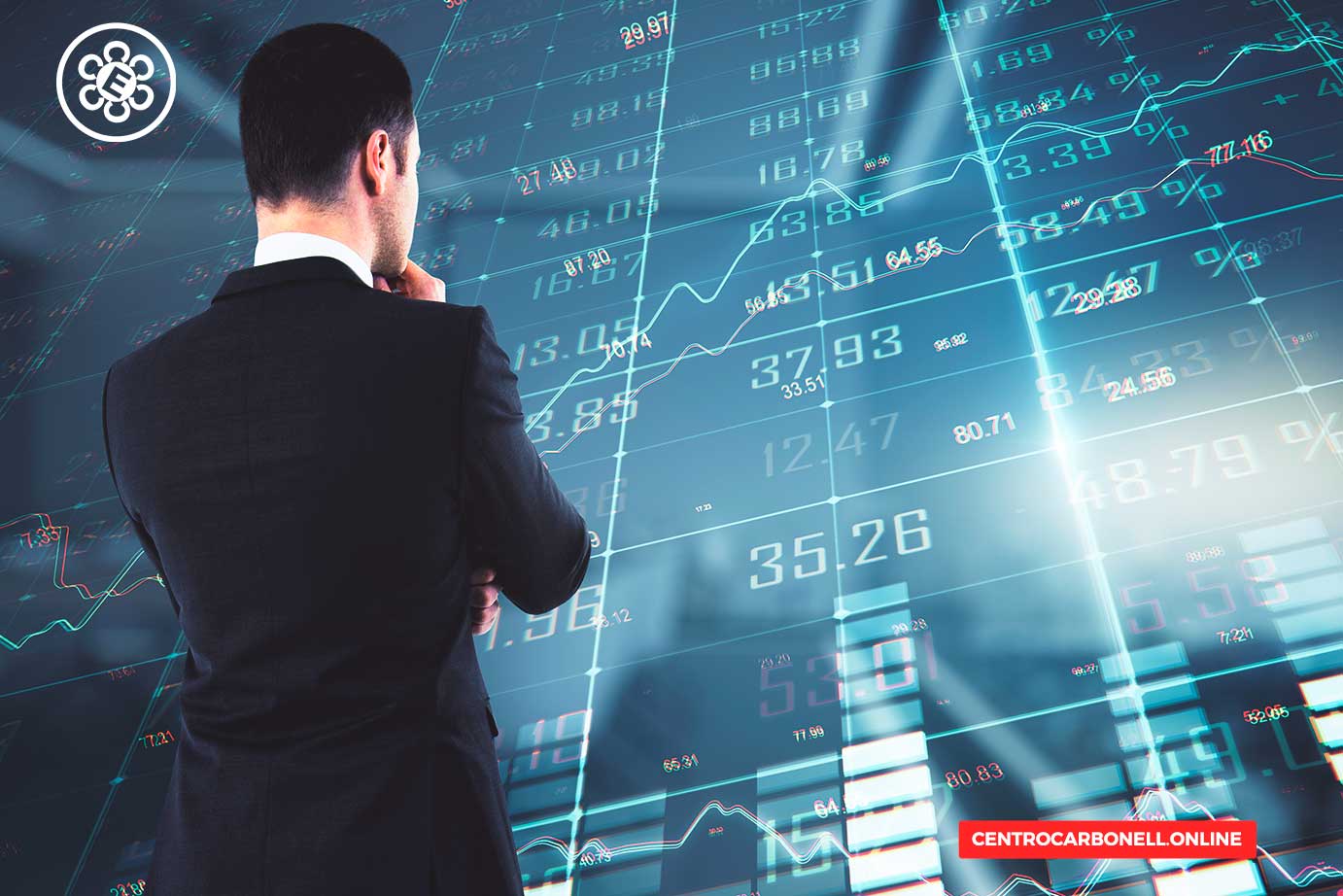 Un hombre de espaldas, vestido con un traje, observa gráficos financieros digitales que muestran cifras y tendencias de mercado.