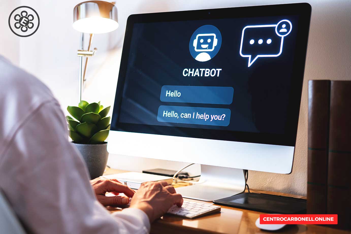 Una persona interactuando con un chatbot en una computadora de escritorio, mostrando un mensaje de saludo en la pantalla.