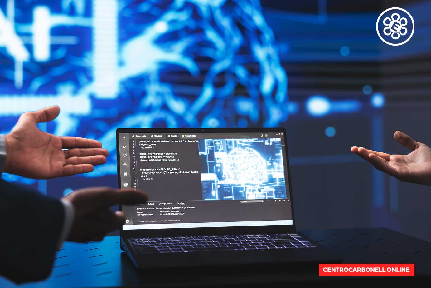Una laptop que muestra código en una pantalla, con dos manos gesticulando en primer plano, sobre un fondo tecnológico con representaciones gráficas digitales.