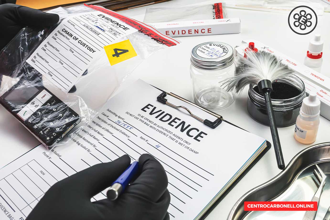 Mesa de trabajo con evidencias de investigación, incluyendo un teléfono, formularios de cadena de custodia y frascos de muestra.